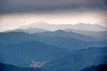 群山连绵