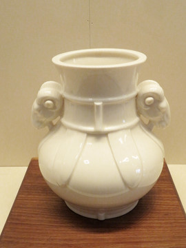 德化窑羊头瓷花瓶