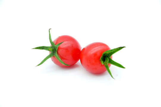 两个樱桃番茄
