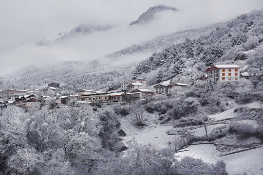 雪山藏寨