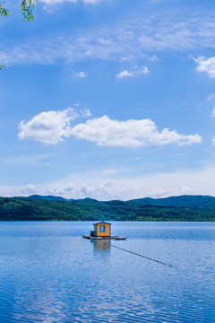 蓝色湖泊上漂浮的橙色小屋