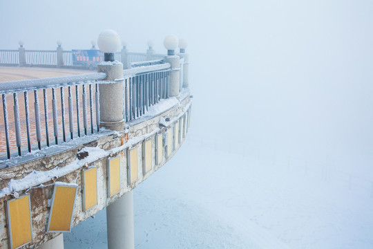 冬天大雾中隐现的观光台