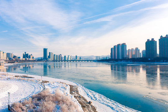 冬季的吉林市松花江雪景