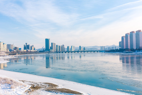 冬季的吉林市松花江雪景