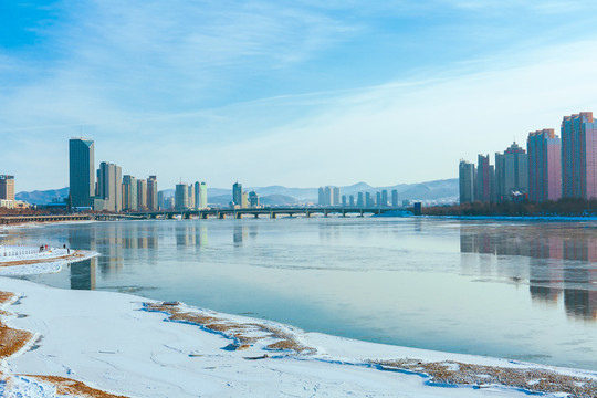 吉林结冰的松花江畔雪景