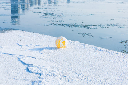 吉林松花江畔冰上金黄色浮球