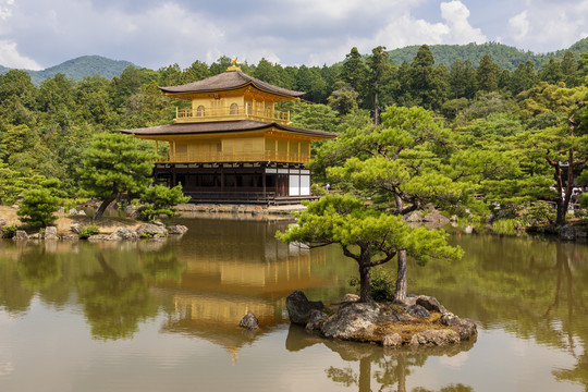 日本京都金阁鹿苑寺金阁与镜湖池