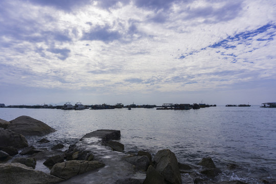 大海礁石浪花