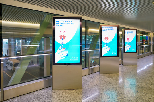 瑞士苏黎世国际机场大厅广告机器