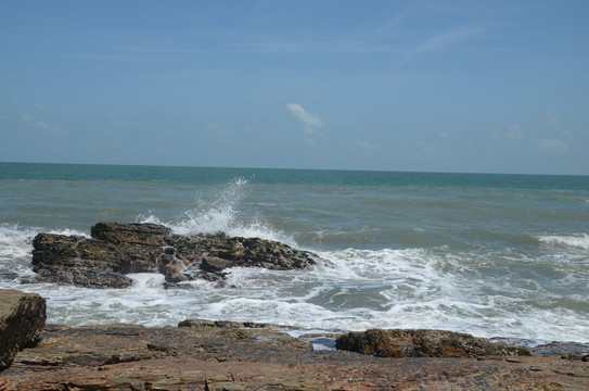 海浪冲击岩石