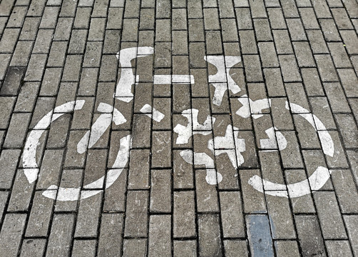 城市人行道上的自行车图标