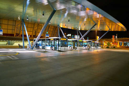 晚上的瑞士苏黎世国际机场公车站