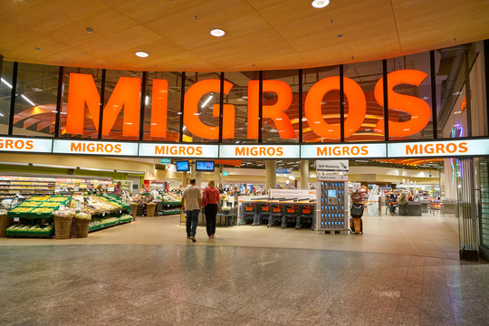 瑞士苏黎世国际机场超市入口