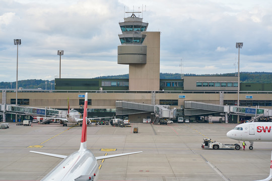 白天的瑞士苏黎世国际机场控制塔