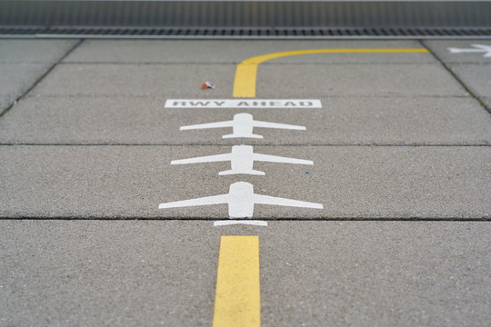 苏黎世国际机场地上的飞机图案