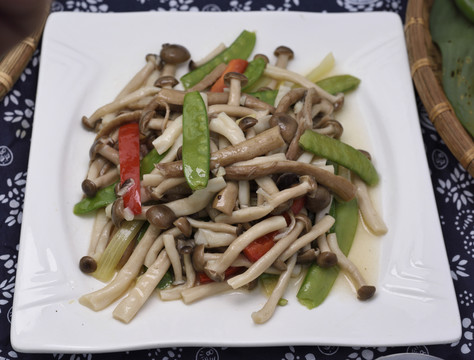 扁豆炒菌