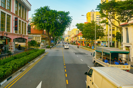 双层巴士上层往外看的城市街景