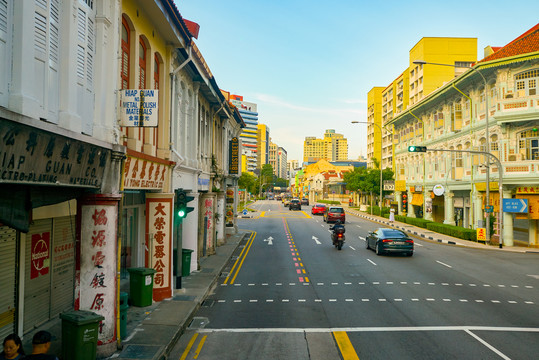 双层巴士上层往外看的城市街景