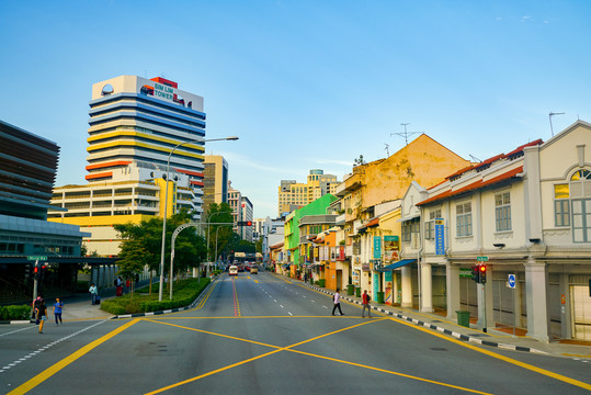 双层巴士上层往外看的城市街景