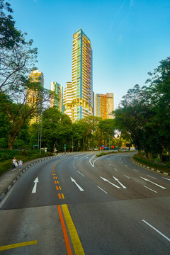 双层巴士上层往外看的城市街景