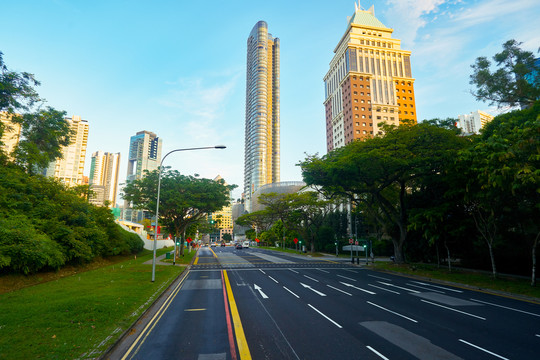 双层巴士上层往外看的城市街景