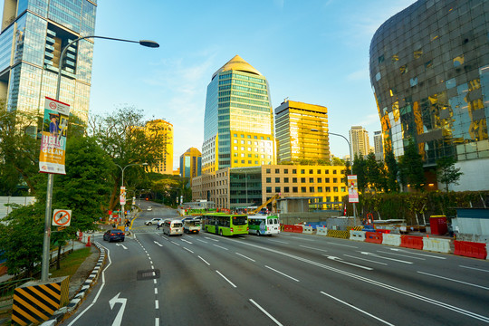 双层巴士上层往外看的城市街景