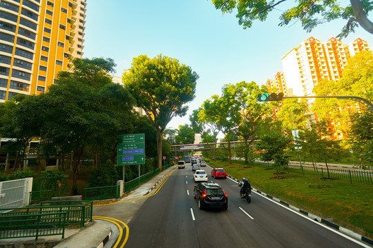 双层巴士上层往外看的城市街景