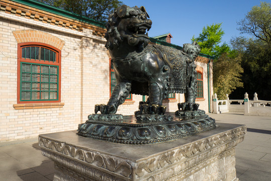 北京动物园正门古建东侧楼铜狮