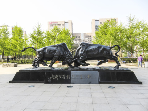 北京清华科技园顶牛雕塑