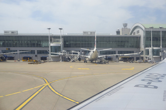 韩国首尔机场机翼及停机坪