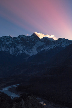 林芝索南迦巴瓦峰的日出朝阳霞光