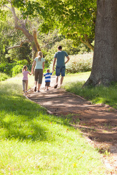 在公园散步的幸福家庭