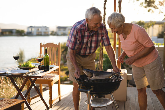 老年夫妇在后院烧烤