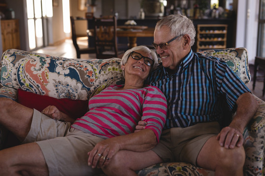 浪漫的老年夫妇在沙发上开心的笑