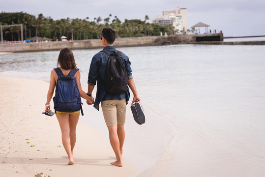 情侣在海滩一起散步