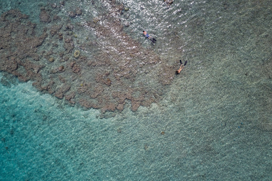 绿松石海浮潜的鸟瞰图