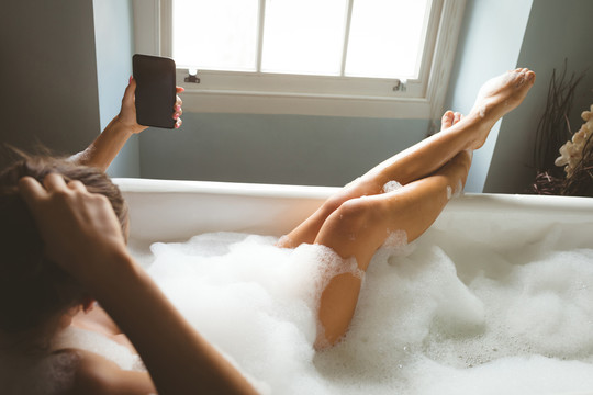 洗澡时用手机自拍的女人