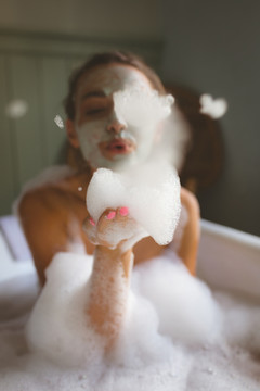 洗澡时玩泡沫的女人