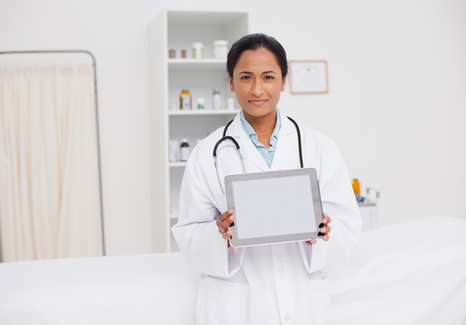 在病房使用平板电脑的女医生