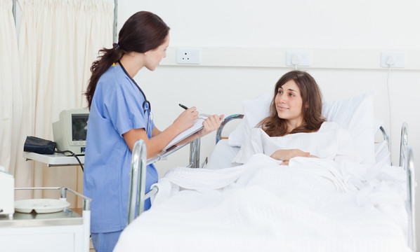 护士和病人谈话