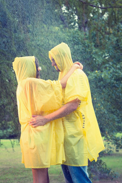 在雨中拥抱的可爱情侣