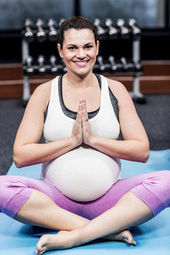 孕妇在休闲中心做瑜伽练习