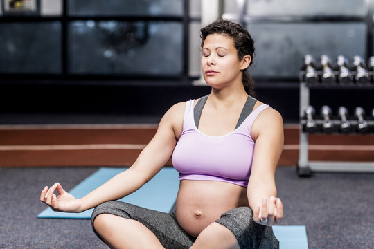 孕妇在休闲中心做瑜伽练习