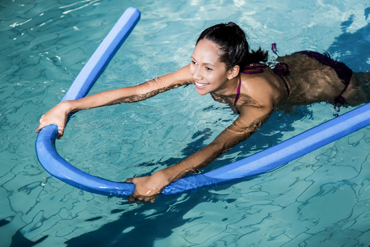 快乐孕妇游泳池锻炼
