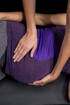 女教练在健身房触摸孕妇腹部