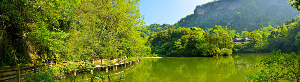 青城山月城湖全景图