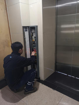 维修电梯
