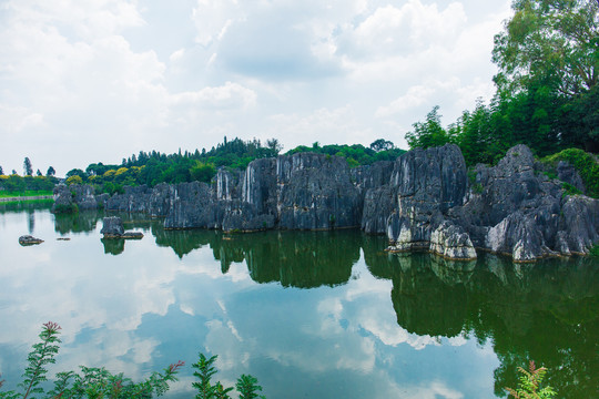 昆明石林景区清澈的湖水