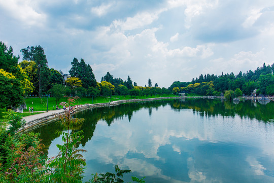 昆明石林景区清澈的湖水