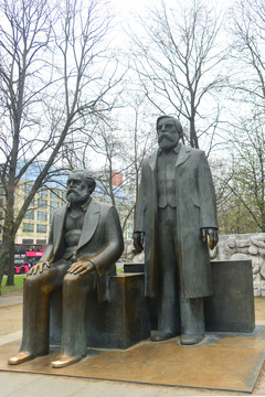 柏林马恩广场马克思恩格斯塑像